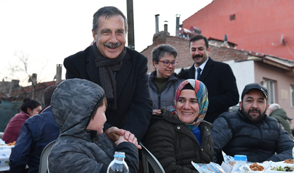Tepebaşı Belediyesi Sazova’da sokak iftarı verdi. Başkan Ahmet Ataç iftara katıldı