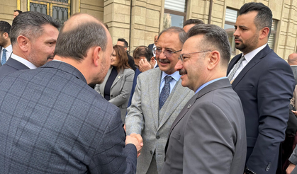 Çevre Şehircilik ve İklim Değişikliği Bakanı Mehmet Özhaseki, AK Parti Eskişehir İl Başkanlığı'nda