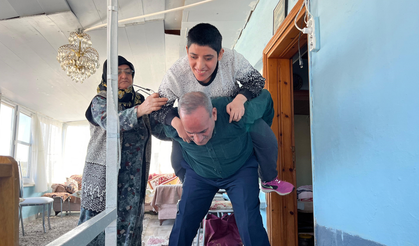 73 yaşındaki babadan büyük fedakarlık! Her gün kızını sırtında taşıyor!