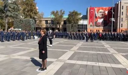 Cumhuriyetimizin 101'inci yıldönümü nedeniyle Eskişehir Vilayet Meydanı'nda tören düzenlendi