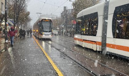 Eskişehir'e kış geldi! Kar yağışı sonrasında kent merkezi böyle göründü