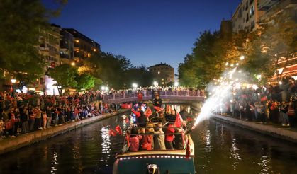 Binlerce Eskişehirli Fener Alayı’nda buluştu