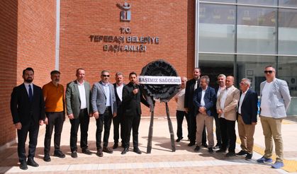 AK Parti Tepebaşı Belediyesi önüne siyah çelenk bıraktı