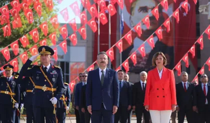 Vilayet Meydanı'nda bayram coşkusu: Eskişehir’de 'Zafer' kutlamalar başladı