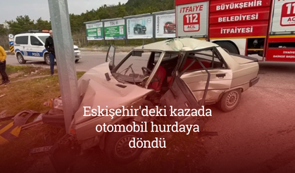 Eskişehir'deki kazada otomobil hurdaya döndü