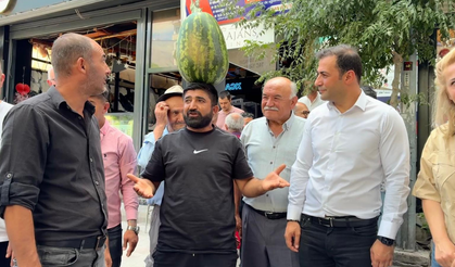 Eskişehir'de başındaki karpuzla çiftçinin sesi oldu: “Tarlada 1, markette 50 lira”