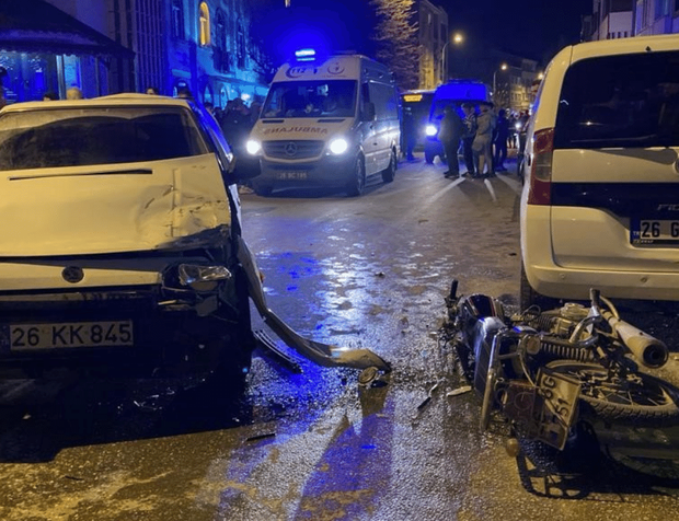 Eskişehir'de feci kaza motosiklet bir araca çarptı: 2 yaralı