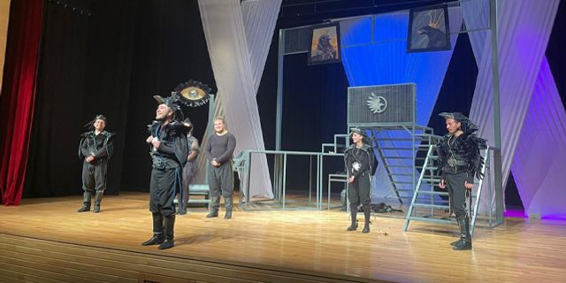 Eskişehir Sui Generis Tiyatro, yeni sezon tiyatro oyunu ‘Kargalar’ prömiyer yaptı