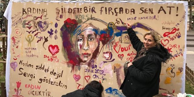 Eskişehirli ressam ve vatandaşlar kadına şiddete resim yaparak tepki gösterdi