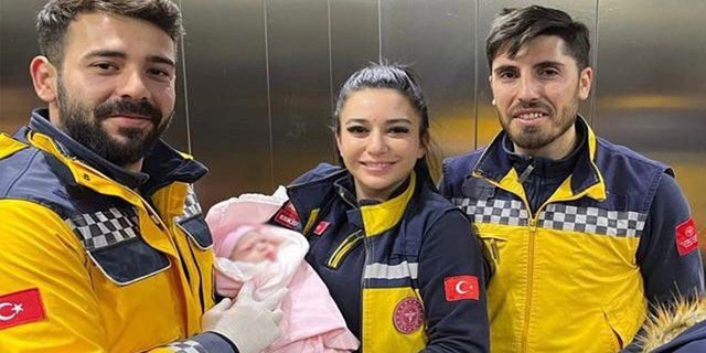 Sağlık ekipleri ambulansta doğum yaptırdı