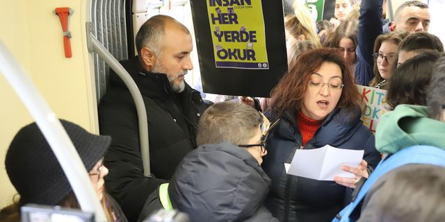 Tramvayda yolculara kitap sürprizi