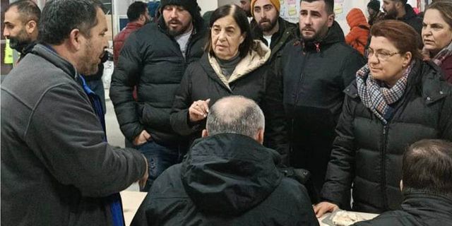 Jale Nur Süllü Hatay bölgesinde vatandaşlarla