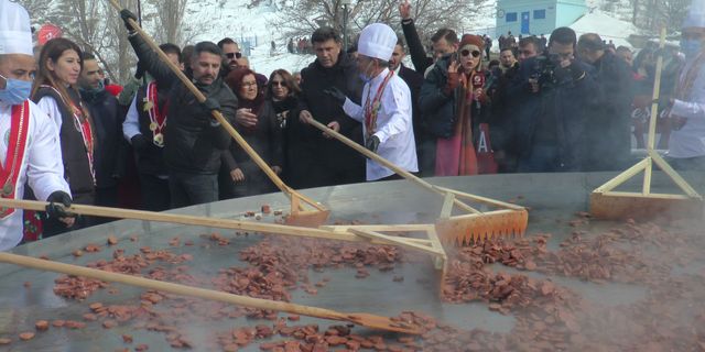 Sivrihisar Sucuk Festivali'nde tam 7.5 ton sucuk dağıtıldı