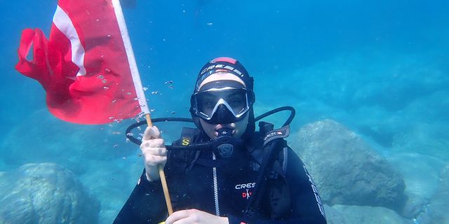 Eskişehirli dalgıçlar su altında 18 Mart'ı kutladılar