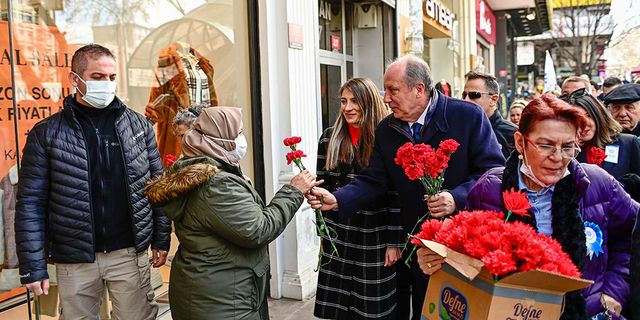 Muharrem İnce kadınlara karanfil dağıttı