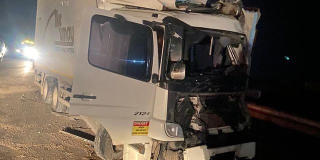 Eskişehir'de direğe çarpan kamyonun sürücüsü ağır yaralandı