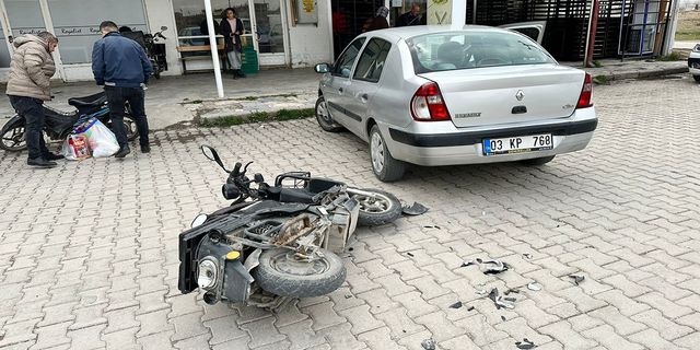 Otomobille çarpışan elektrikli bisiklet sürücüsü yaralandı