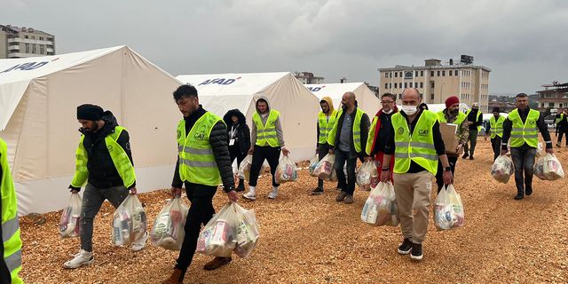 Kuaförler depremzede çocuklara bakım hizmet verdi