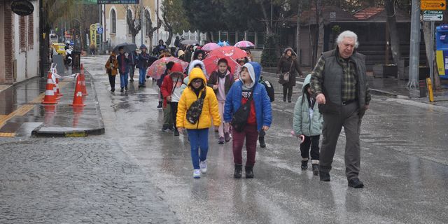 Yağmur onlar için bir engel değil, müze gezdiler