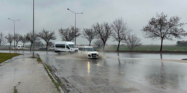 Yağmur suyu birikintileri sürücülere zor anlar yaşattı