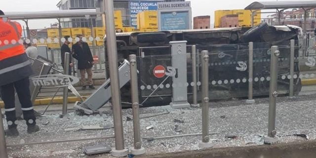 Minibüs tramvay durağına çarptı sonra devrildi