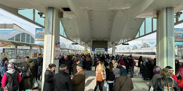 Tren garında ‘Yunus Emre’ kalabalığı