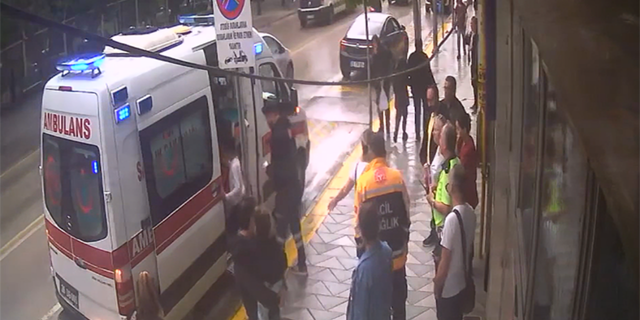 Atatürk Caddesinde kaza otomobil çocuğa çarptı