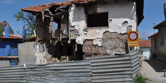 Eskişehir'de tarihi evlerin boynu bükük