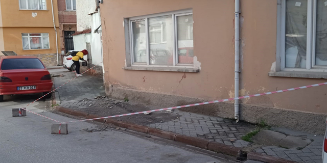 Sıvaları dökülen eski bina iyileştirme bekliyor