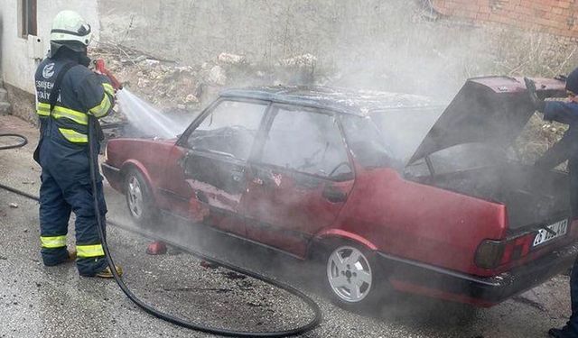 Park halindeyken alev alan araç kullanılamaz hale geldi