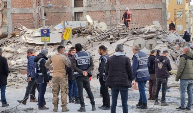 Malatya'da ağır hasarlı 5 katlı bir bina çöktü