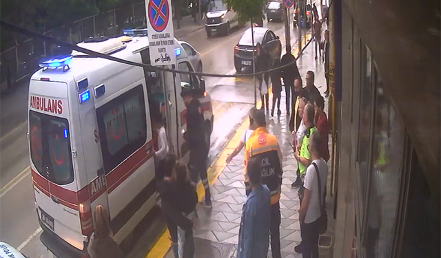 Atatürk Caddesinde kaza! Otomobil çocuğa çarptı