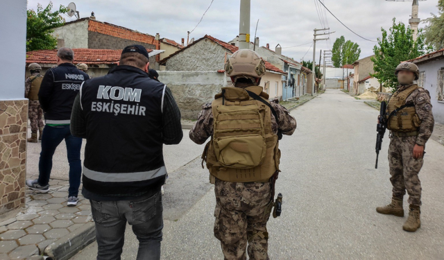 Eskişehir polisinden huzur operasyonu: Çok sayıda silah ele geçirildi