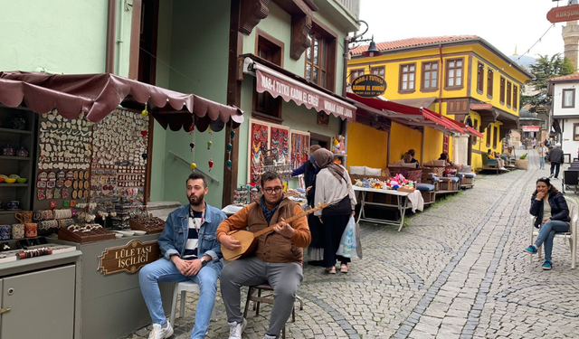 Odunpazarı'nda esnaf turistlere türküler söylüyor