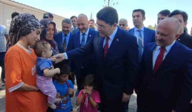 Adalet Bakanı Tunç, depremzedelerle bir araya geldi