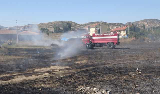 Boş arazide çıkan ot yangınında alevler yükseldi