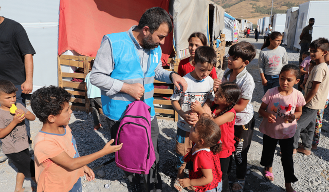 Deprem bölgesindeki çocuklara kırtasiye yardımı