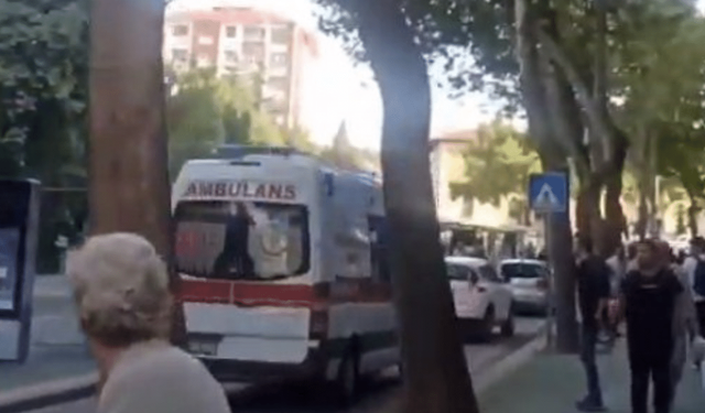 Tepki çeken görüntü: Ambulansa yol vermediler!