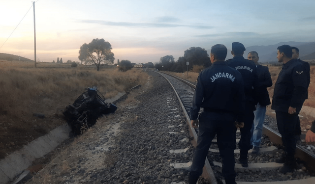 Yolcu treni traktörü biçti 1 kişi hayatını kaybetti