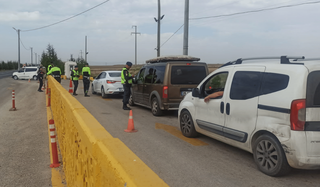 Uyuşturucu taşıyan araç Eskişehir yolunda yakalandı