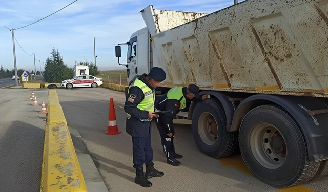 Eskişehir'de kış lastiği denetimleri hız kesmeden devam ediyor