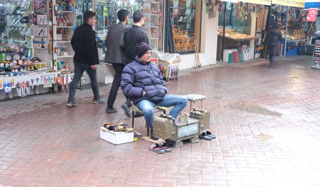 Eskişehir'de yağmur sırasında çalışan emekçi böyle görüntülendi