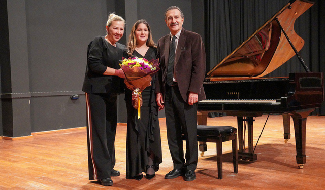 Ahmet Ataç, kızı Zeynep'in konserine katıldı