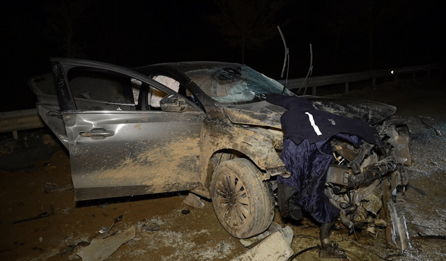 Belediye otobüsüyle çarpışan otomobil hurdaya döndü: 1 ölü, 2 yaralı