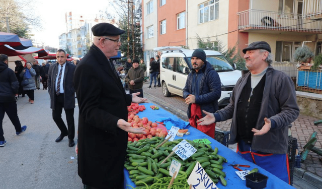 Başkan Kurt Çarşamba Pazarı’nda esnaf ve vatandaşla buluştu