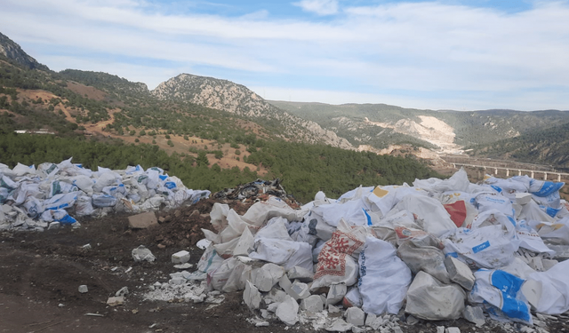 Çöplük yolu dökülen moloz yığınlarından geçilmiyor