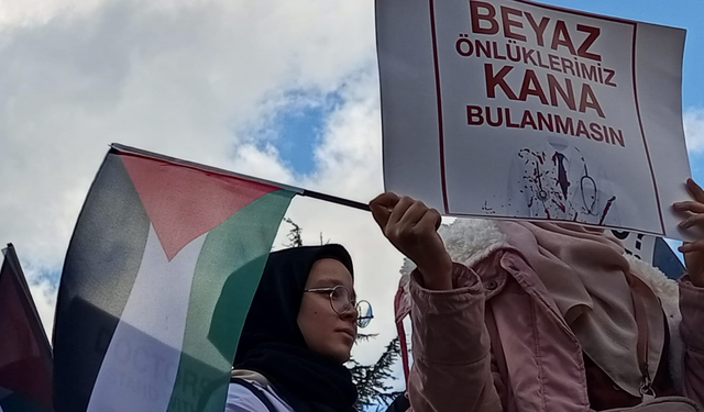 Doktorlar İsrail'i kınayıp protesto etti