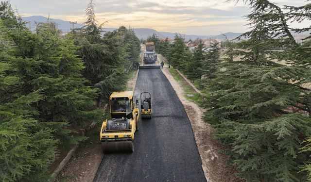 Büyükşehir Yunus Emre'de yol çalışmalarına devam ediyor