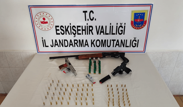 Eskişehir jandarmadan operasyon: Çok sayıda silah ele geçirildi