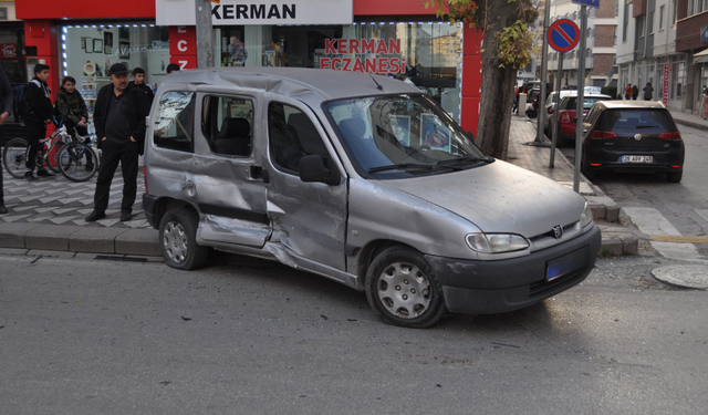 Atatürk Caddesi'nde ticari araç ile minibüs çarpıştı